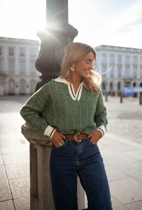 EMILIA™ | Le Pull Vert à Décolleté en V