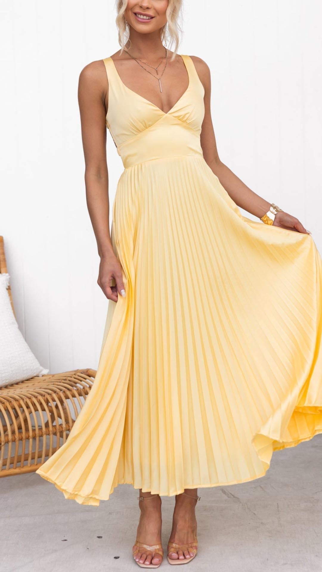 Aby - Robe longue plissée jaune à col en V