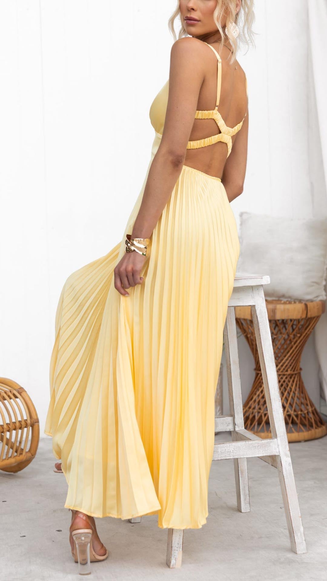 Aby - Robe longue plissée jaune à col en V
