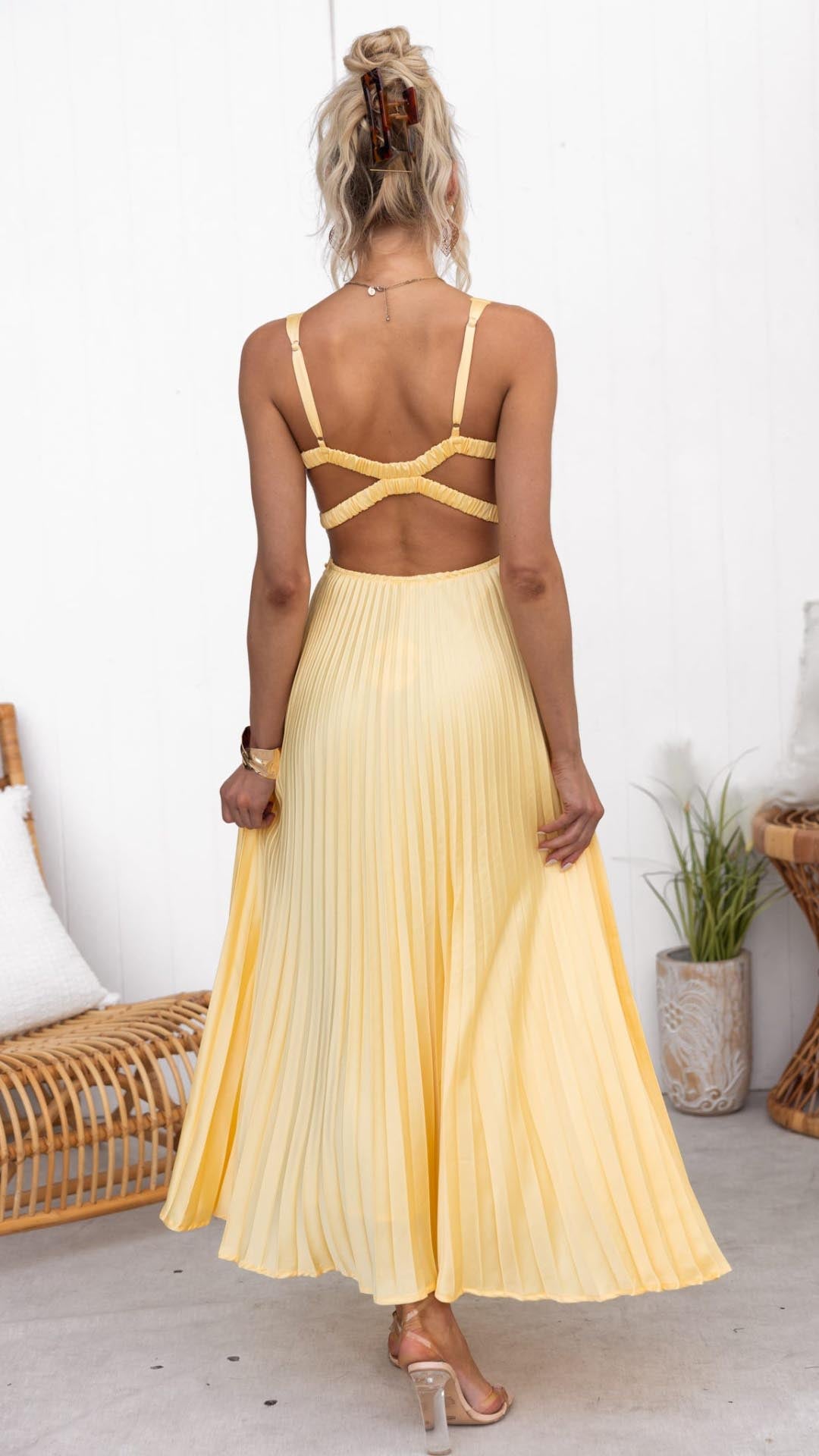Aby - Robe longue plissée jaune à col en V